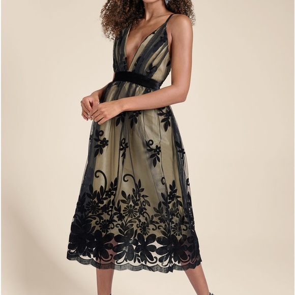 VENUS Dresses & Skirts - VENUS Black Velvet Floral Midi Dress Size 2